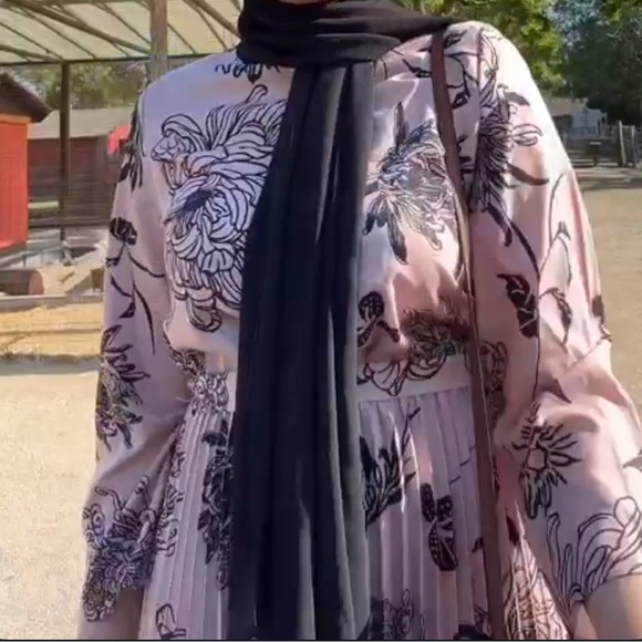 Mock neck self belted wide leg pleated floral jumpsuit - brand new! Never worn! - Picture 6 of 9